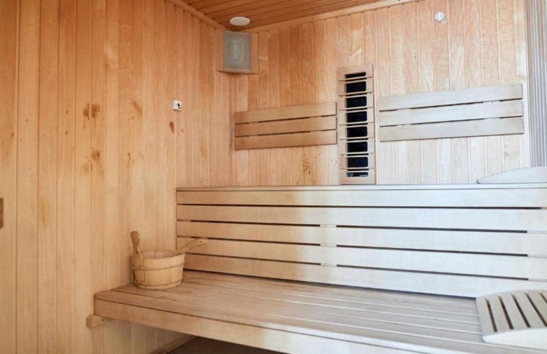 Alezzi Beach Vibe Family Studio With Spa Piscina Interioara Incalzita Sauna Jacuzzi Gym 那沃达利 外观 照片